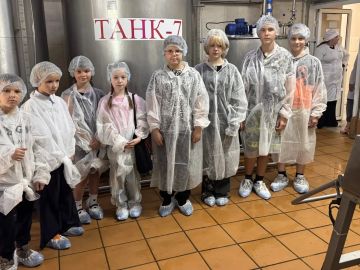 Сегодня, 10 сентября, накануне празднования Дня города, Администрацией городского округа Макеевка совместно с Союзом женщин города Макеевки, для детей льготных категорий организована экскурсия на Макеевский комбинат детского...