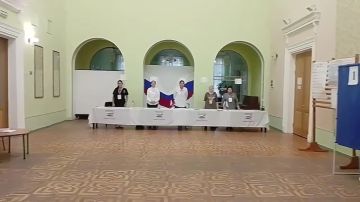 Александр Подгорный: На открытии избирательного участка в Кировском районе Макеевки праздничную атмосферу создали талантливые представители молодёжи, которые впервые приняли участие в голосовании