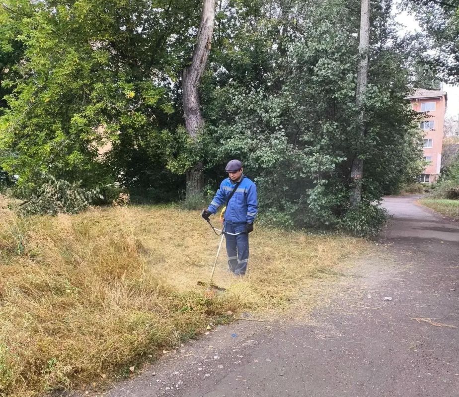 Сегодня, 22 сентября, с целью приведения территории в надлежащее санитарное состояние в Кировском внутригородском районе города Макеевки силами Макеевского филиала НКО «ЕДИНЫЙ РЕГИОНАЛЬНЫЙ ФОНД ПО УПРАВЛЕНИЮ МНОГОКВАРТИРНЫМИ...