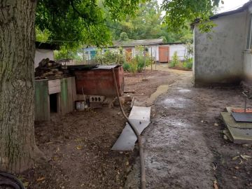 В Кировском внутригородском районе при поддержке региона-шефа Московская область продолжается подвоз воды для жителей домов, в которые в установленный графиком день не поступила вода