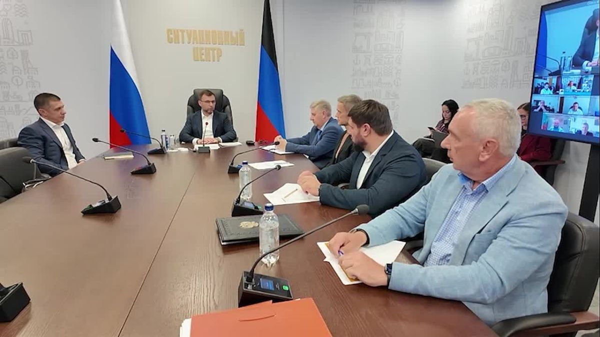 Глава ДНР Денис Пушилин провел еженедельное оперативное совещание с руководителями органов исполнительной власти и главами муниципальных образований