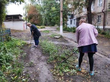 Сегодня, 24 сентября, в Червоногвардейском районе в рамках проекта «Управдом» прошёл особенный субботник — в честь Дня воссоединения Донецкой Народной Республики с Российской Федерацией