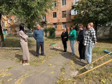 Сегодня, 28 сентября, в рамках поручения Главы Республики Дениса Пушилина, депутат Макеевского городского совета Юрий Яретенко провел встречу с трудовым коллективом Государственного казенного дошкольного образовательного...