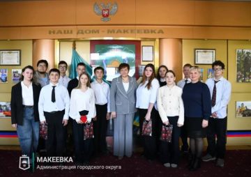 В канун Дня воссоединения Донецкой Народной Республики с Россией заместитель главы администрации городского округа Макеевка Ирина Лях поздравила юных макеевчан, получивших свои первые паспорта гражданина Российской Федерации