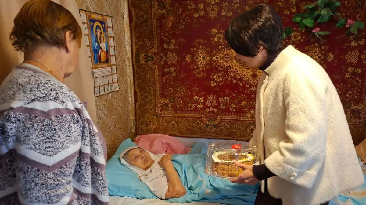 1 октября, заместитель руководителя Управы Горняцкого внутригородского района Октябрина Иваненко с теплом и добрыми пожеланиями посетила 100-летнюю долгожительницу Акульшину Зою Васильевну, чтобы поздравить её с Днём...