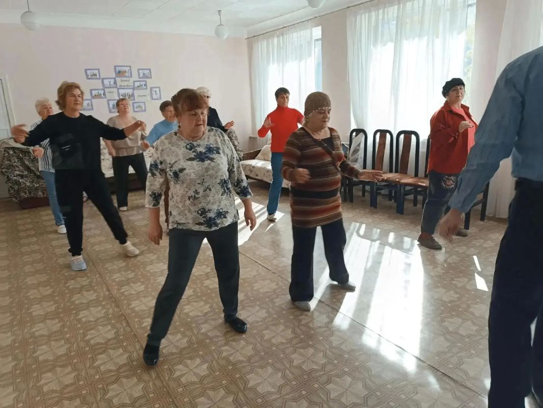 В Макеевке проходят занятия по танцевальной ритмике для получателей социальных услуг