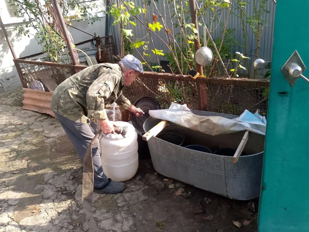 В Кировском внутригородском районе при поддержке региона-шефа Московская область продолжается подвоз воды для жителей домов, в которые в установленный графиком день не поступила вода