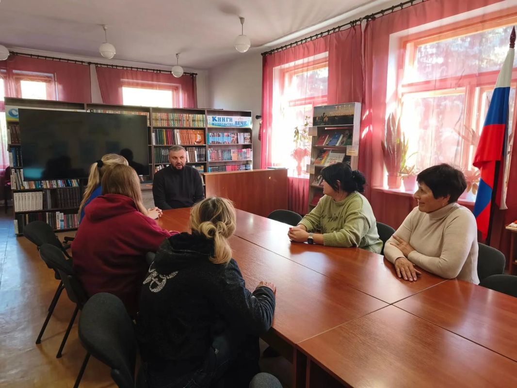 С целью выявления проблемных вопросов, по поручению Главы Республики Дениса Пушилина, 27 октября, спикер-активист Алексей Боршош провел встречу с трудовым коллективом Муниципального бюджетного учреждения «Централизованная...