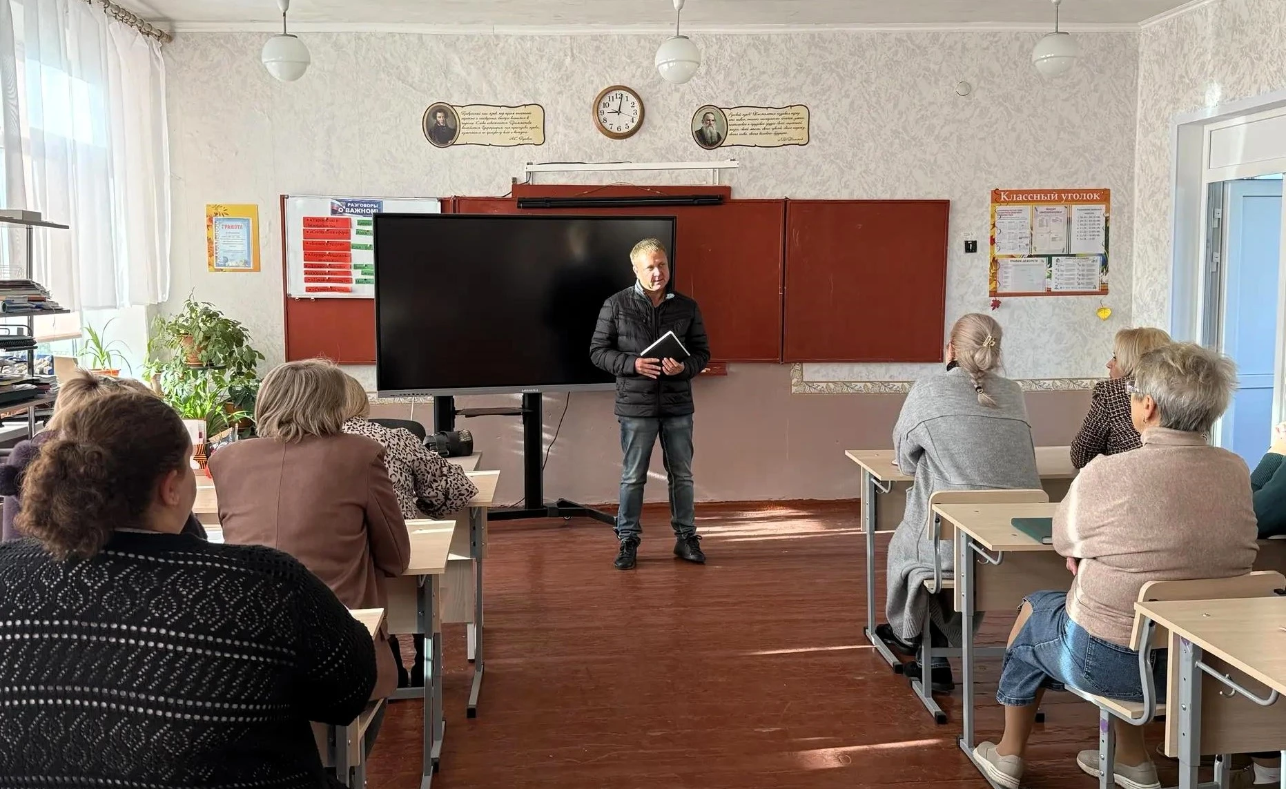 29 октября депутат Макеевского городского совета Донецкой Народной Республики первого созыва Андрей Зотеев провел встречу с жителями в помещении Средней школы № 35