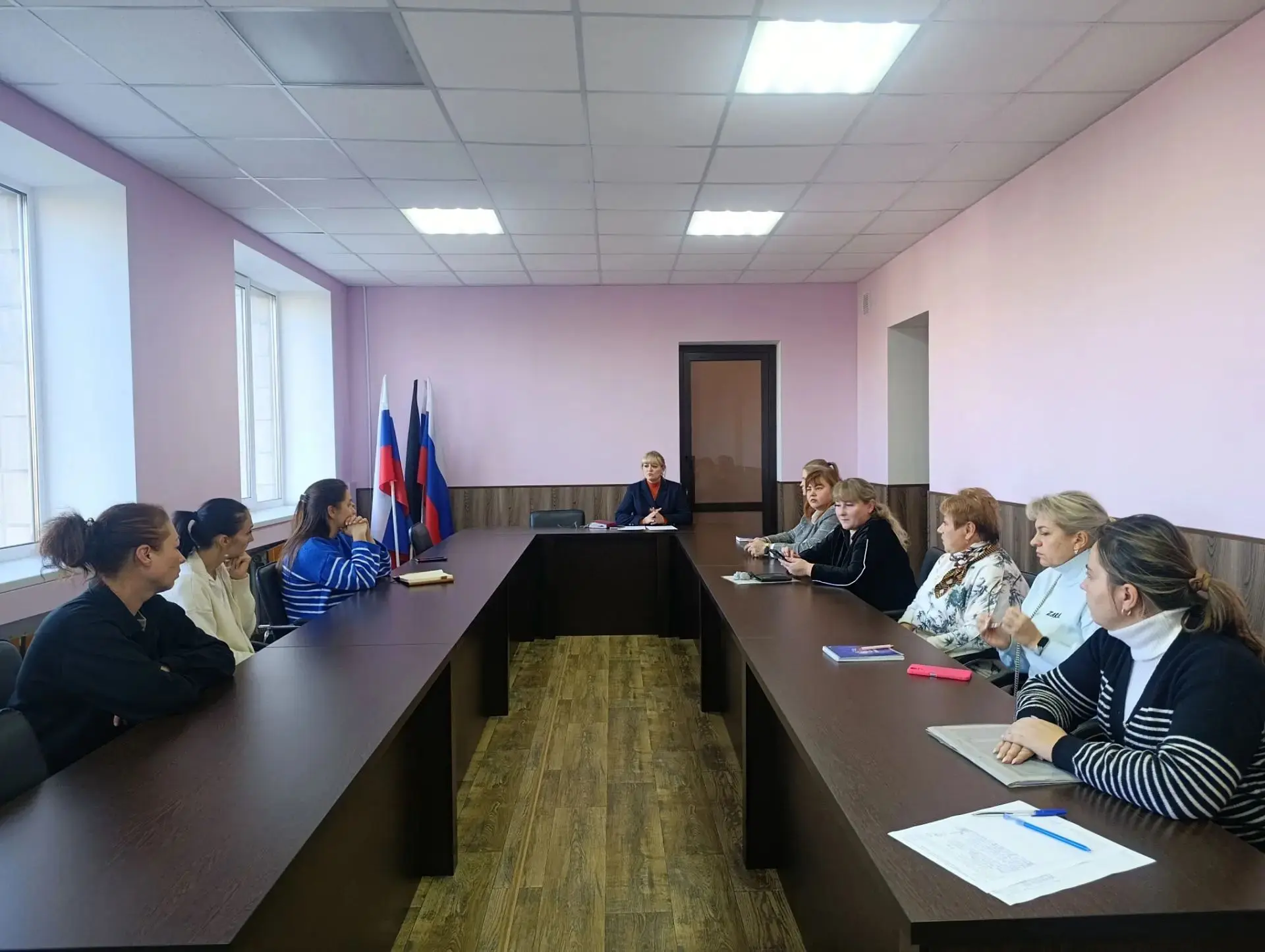 Сегодня, 30 октября заместитель руководителя Управы Червоногвардейского внутригородского района Администрации городского округа Макеевка Татьяна Задорожная провела собрание секретарей первичных общественных организаций...